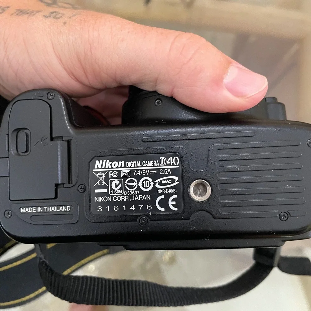 Nikon D40 Digital SLR Camera Body Black with Battery Charger and Strap